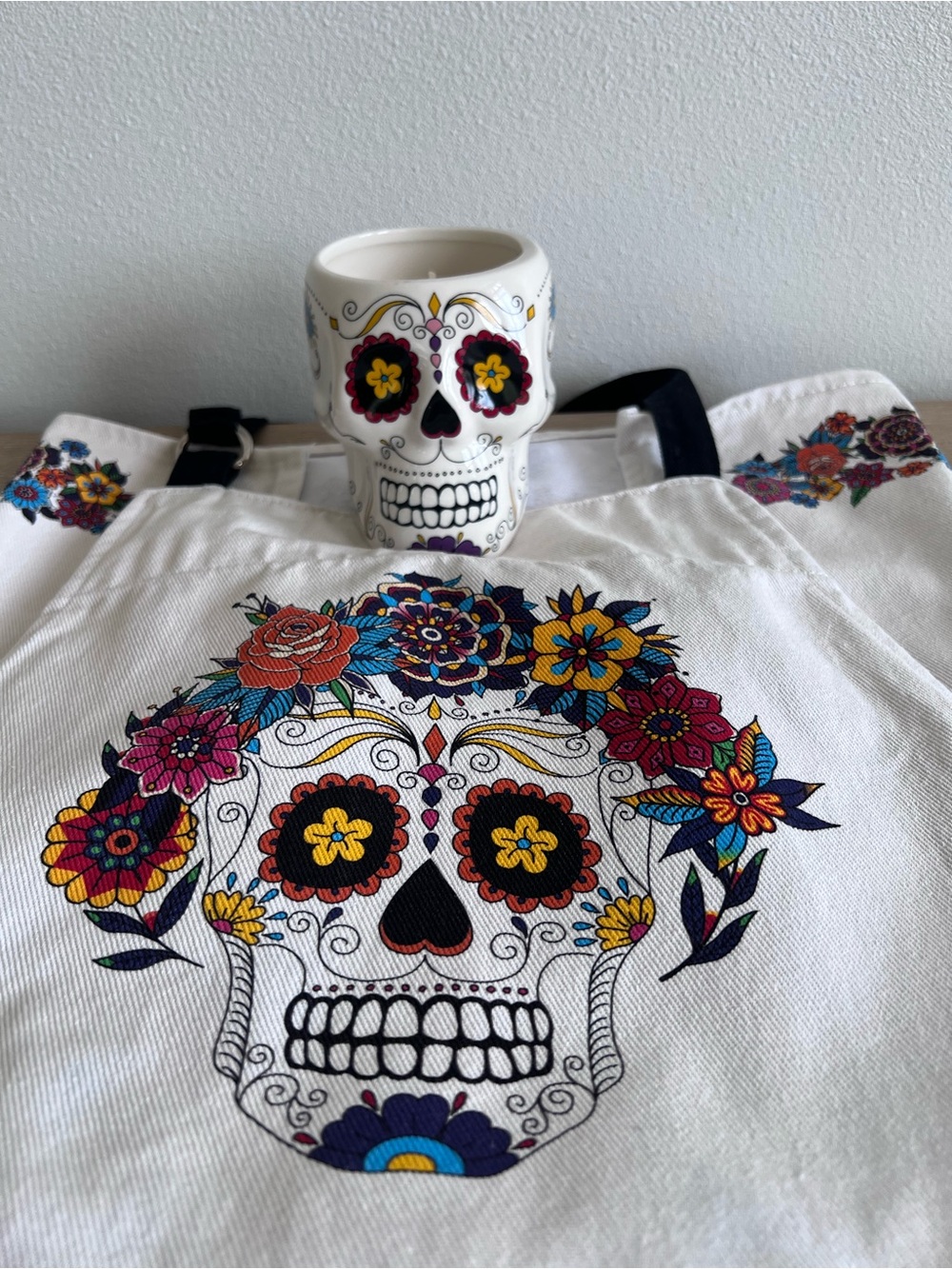 William Sonoma Day of the Dead New Skull Apron and Skull candle - Multicolor